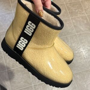 UGG Women’s Cozy Boots - Cream and Black